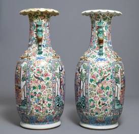Une paire de grands vases en porcelaine de Chine famille rose, 19&egrave;me
