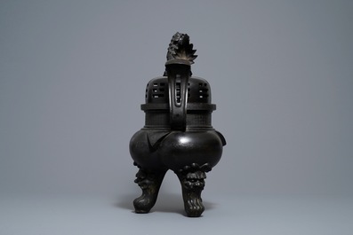 Un grand br&ucirc;le-parfum couvert en bronze sur socle en bois sculpt&eacute;, Chine, Ming