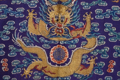 Une robe 'jifu' en soie brod&eacute;e &agrave; d&eacute;cor de dragons &agrave; cinq griffes sur fond violet, Chine, 19&egrave;me