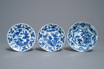Five Chinese blue and white ko-sometsuke and kraak porcelain plates, Wanli/Tianqi