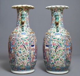 Une paire de grands vases en porcelaine de Chine famille rose, 19&egrave;me