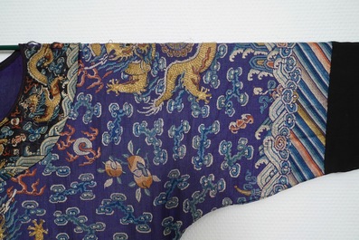 Une robe 'jifu' en soie brod&eacute;e &agrave; d&eacute;cor de dragons &agrave; cinq griffes sur fond violet, Chine, 19&egrave;me