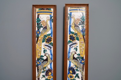 Een paar verticale polychrome Delftse tegeltableaus met pauwen, eind 18e eeuw