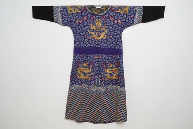 Une robe 'jifu' en soie brod&eacute;e &agrave; d&eacute;cor de dragons &agrave; cinq griffes sur fond violet, Chine, 19&egrave;me