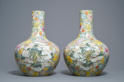 Une paire de vases de forme tianqiu ping en porcelaine de Chine famille rose, marque de Qianlong, 19/20&egrave;me