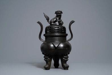 Un grand br&ucirc;le-parfum couvert en bronze sur socle en bois sculpt&eacute;, Chine, Ming
