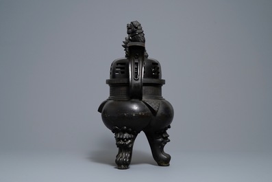 Un grand br&ucirc;le-parfum couvert en bronze sur socle en bois sculpt&eacute;, Chine, Ming