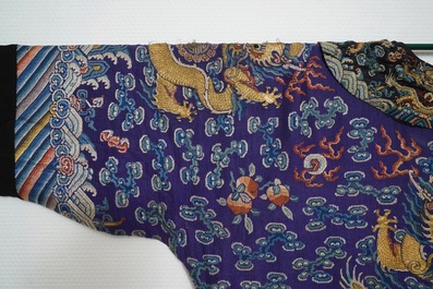 Une robe 'jifu' en soie brod&eacute;e &agrave; d&eacute;cor de dragons &agrave; cinq griffes sur fond violet, Chine, 19&egrave;me