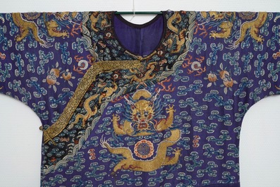 Une robe 'jifu' en soie brod&eacute;e &agrave; d&eacute;cor de dragons &agrave; cinq griffes sur fond violet, Chine, 19&egrave;me
