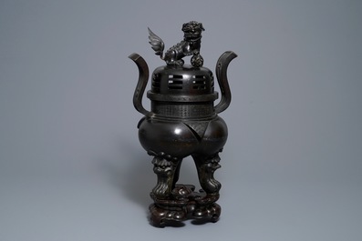 Un grand br&ucirc;le-parfum couvert en bronze sur socle en bois sculpt&eacute;, Chine, Ming