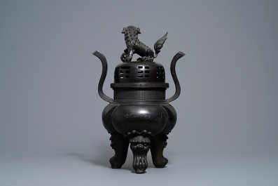 Un grand br&ucirc;le-parfum couvert en bronze sur socle en bois sculpt&eacute;, Chine, Ming
