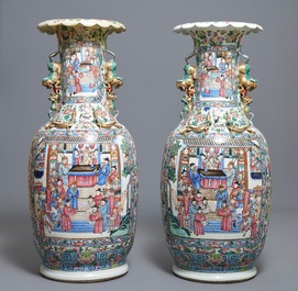 Une paire de grands vases en porcelaine de Chine famille rose, 19&egrave;me