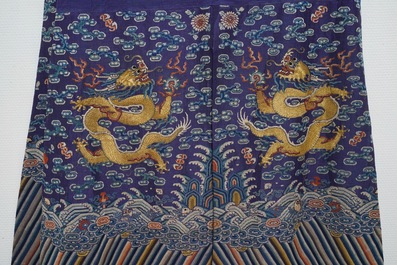 Une robe 'jifu' en soie brod&eacute;e &agrave; d&eacute;cor de dragons &agrave; cinq griffes sur fond violet, Chine, 19&egrave;me