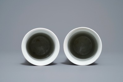 Een Chinees blauw-wit vijfdelig kaststel met pauwen, Kangxi merk, 19e eeuw