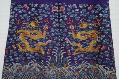 Une robe 'jifu' en soie brod&eacute;e &agrave; d&eacute;cor de dragons &agrave; cinq griffes sur fond violet, Chine, 19&egrave;me