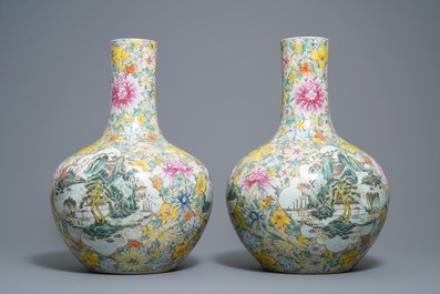 Une paire de vases de forme tianqiu ping en porcelaine de Chine famille rose, marque de Qianlong, 19/20&egrave;me