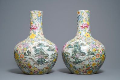 Une paire de vases de forme tianqiu ping en porcelaine de Chine famille rose, marque de Qianlong, 19/20&egrave;me