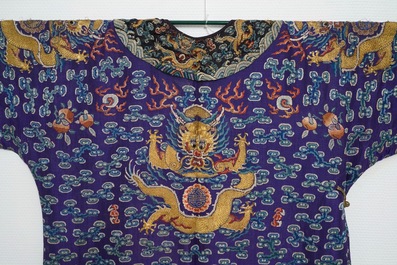 Une robe 'jifu' en soie brod&eacute;e &agrave; d&eacute;cor de dragons &agrave; cinq griffes sur fond violet, Chine, 19&egrave;me