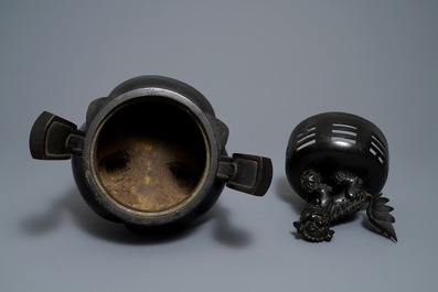 Un grand br&ucirc;le-parfum couvert en bronze sur socle en bois sculpt&eacute;, Chine, Ming