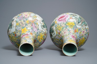 Une paire de vases de forme tianqiu ping en porcelaine de Chine famille rose, marque de Qianlong, 19/20&egrave;me