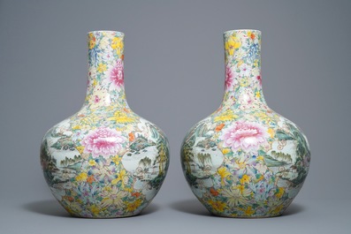 Une paire de vases de forme tianqiu ping en porcelaine de Chine famille rose, marque de Qianlong, 19/20&egrave;me