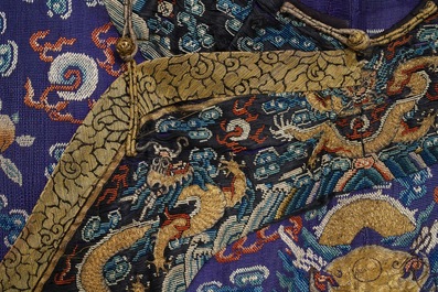 Une robe 'jifu' en soie brod&eacute;e &agrave; d&eacute;cor de dragons &agrave; cinq griffes sur fond violet, Chine, 19&egrave;me