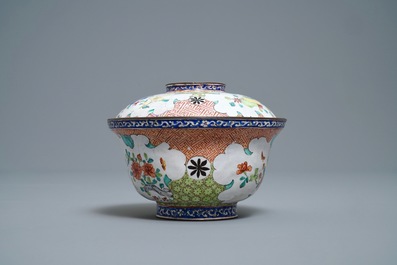 Un bol couvert en &eacute;maux de Canton &agrave; d&eacute;cor de fleurs et papillons, Chine, Qianlong/Jiaqing