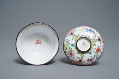 Un bol couvert en &eacute;maux de Canton &agrave; d&eacute;cor de fleurs et papillons, Chine, Qianlong/Jiaqing