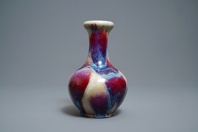 Un vase en porcelaine de Chine &agrave; &eacute;mail flamb&eacute;, Qianlong