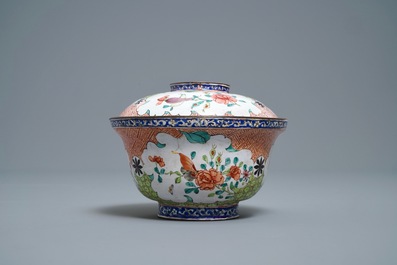 Un bol couvert en &eacute;maux de Canton &agrave; d&eacute;cor de fleurs et papillons, Chine, Qianlong/Jiaqing