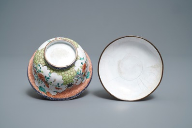 Un bol couvert en &eacute;maux de Canton &agrave; d&eacute;cor de fleurs et papillons, Chine, Qianlong/Jiaqing