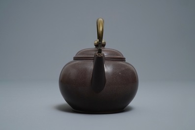 Une th&eacute;i&egrave;re en gr&egrave;s de Yixing poli de type Bencharong pour le march&eacute; thai, 19&egrave;me