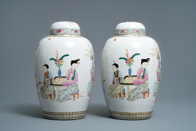 Une paire de vases couverts en porcelaine de Chine famille rose, 19/20&egrave;me
