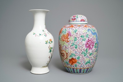 Een Chinese famille rose dekselvaas en een vaas met floraal decor, 19/20e eeuw