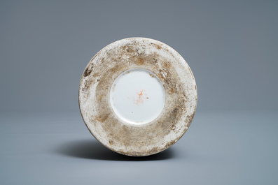 Een Chinese famille rose vaas met landschapsdecor, gesign. Zhang Zhitang (1893-1971), gedat. 1948