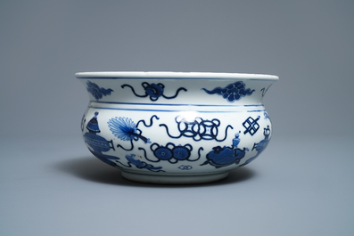 Een Chinese blauw-witte wierookbrander met kostbaarheden, Kangxi