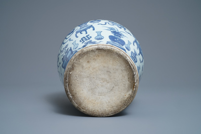 Een Chinese blauw-witte balustervaas met antiquiteiten, Kangxi