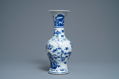 Un vase en porcelaine de Chine en bleu et blanc, Kangxi
