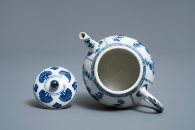 Une th&eacute;i&egrave;re en porcelaine de Chine en bleu et blanc, Kangxi