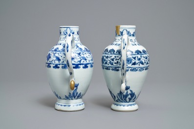 Une paire d'aigui&egrave;res en porcelaine de Chine en bleu et blanc, &eacute;poque Transition