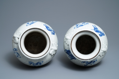 Une paire de vases en porcelaine de Chine en bleu et blanc dite 'de Nankin', 19&egrave;me