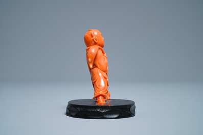 Un groupe en corail rouge figurant un gar&ccedil;on et son chien, Chine, 20&egrave;me