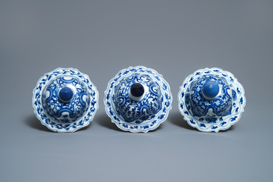Een groot Chinees blauw-wit vijfdelig kaststel met floraal decor, Kangxi