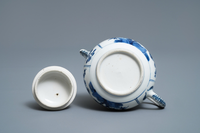 Une th&eacute;i&egrave;re en porcelaine de Chine en bleu et blanc, Kangxi