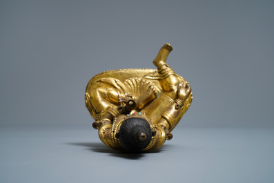 Une figure de Tara en bronze dor&eacute; incrust&eacute; de corail et turquoise, Sino-Tibet, 18&egrave;me