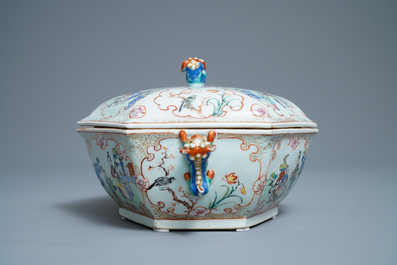 Une terrine de forme hexagonale sur son support en porcelaine de Chine famille rose, Qianlong