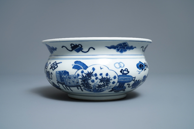 Een Chinese blauw-witte wierookbrander met kostbaarheden, Kangxi