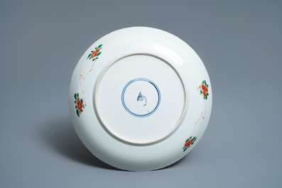 Un plat en porcelaine de Chine famille verte &agrave; d&eacute;cor d'animaux et de fleurs, Kangxi