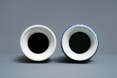 Une paire de vases de forme rouleau en porcelaine de Chine en bleu et blanc, Kangxi