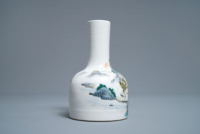 Een Chinese famille rose vaas met landschapsdecor, gesign. Zhang Zhitang (1893-1971), gedat. 1948